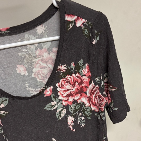 Elegant Floral Short Sleeve Top - Picture 2 of 7
